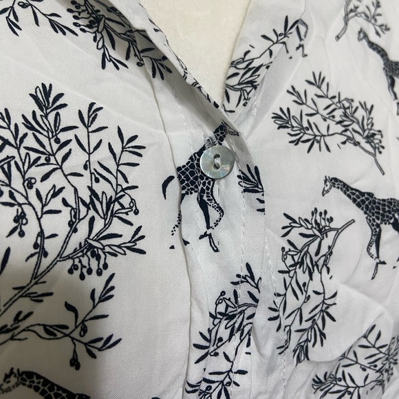Jane & Delancey EUC novelty giraffe print relaxed fit button down size M - Picture 6 of 8